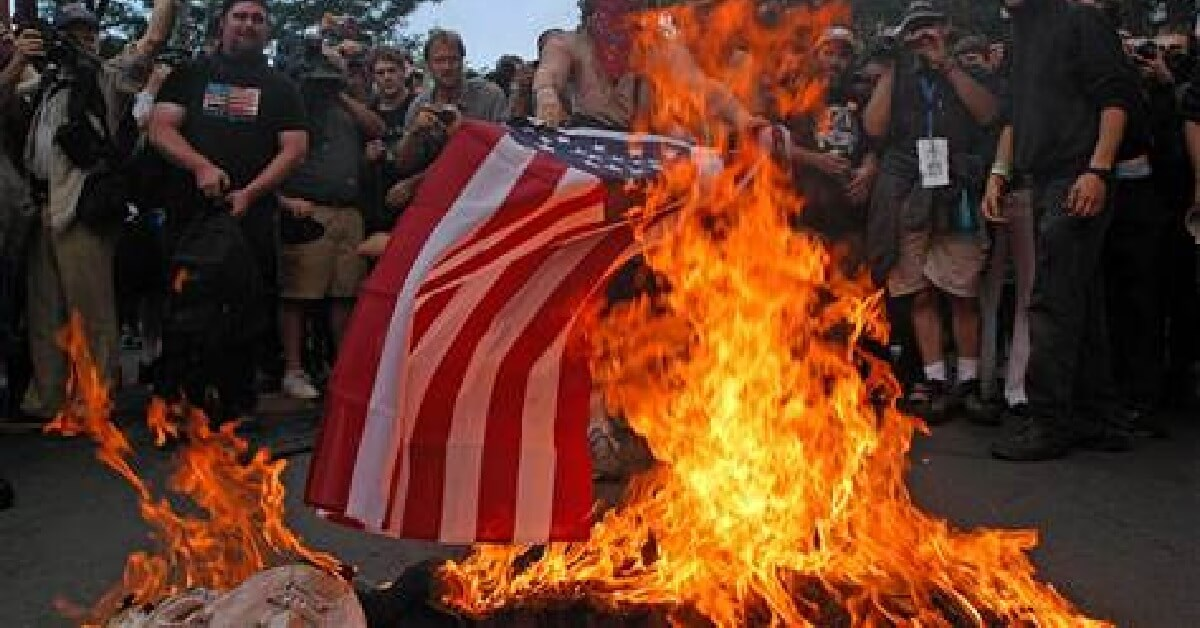 抗议者烧毁美国国旗