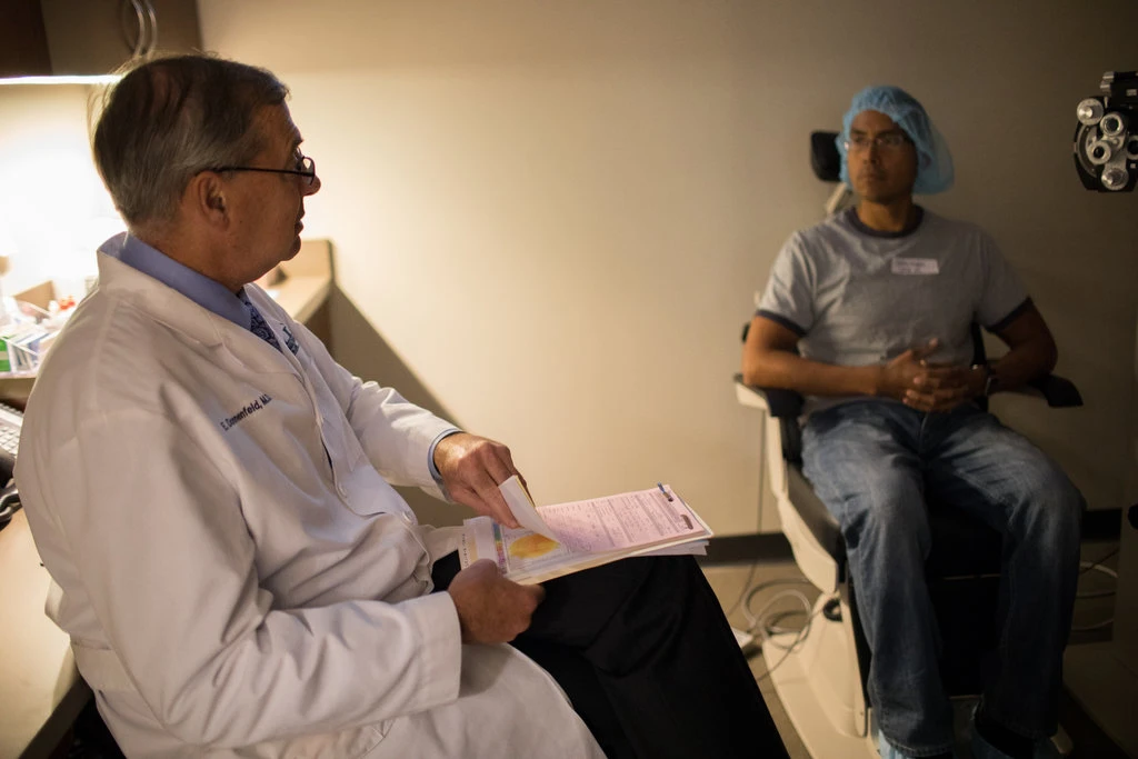 埃里克·唐纳菲尔德博士在位于长岛的眼科咨询所对患者贾斯汀·普格里西进行征询，“这是我对自己做过的最好的决定。“普格里西说
